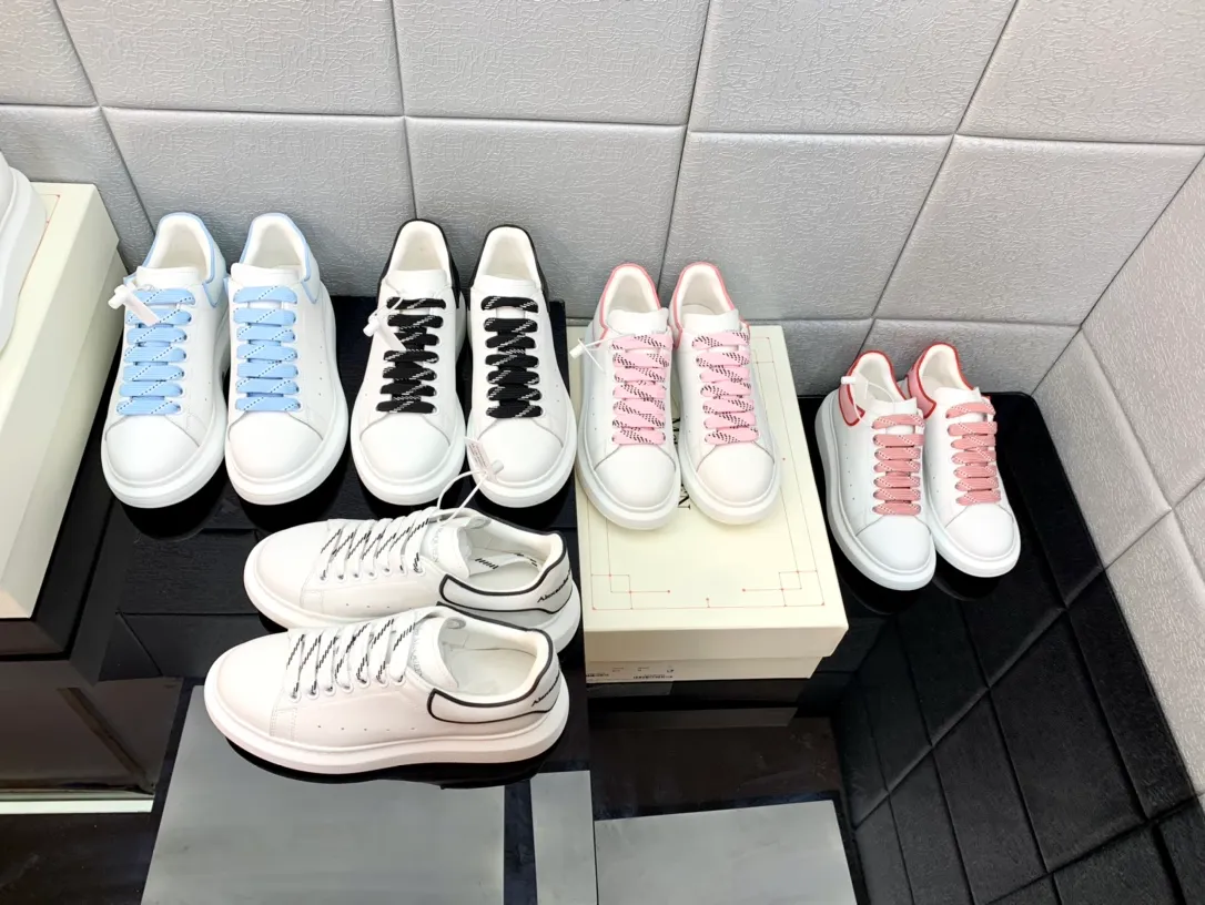 👟👟Ex-factory price 480👟👟 The latest McQueen white shoes original 1⃣: 1⃣ perfect reproduction ☑Deliver the latest counter full set of packaging 🎁Full series of color styles are constantly updated🥳🥳 🔺Fabric: Customized original matte silk cowhide 🔺Inner: imported water-dyed sheepskin lining/original customized soft cowhide pad 🔺Feet: super clear high temperature air pressure logo➕soft latex pad 🔺Outsole: rubber T👟👟Ex-factory price U vacuum sole/I👟👟Ex-factory price original foam sole, thick sole about 4cm